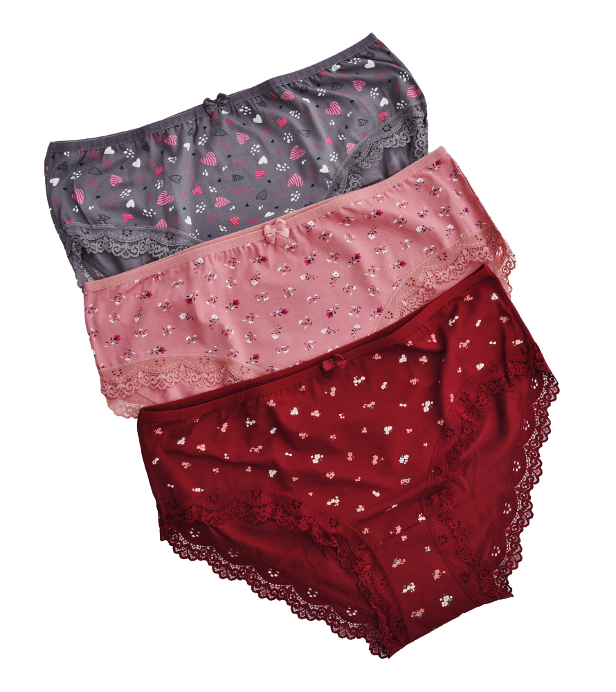 Plus size panties with lace